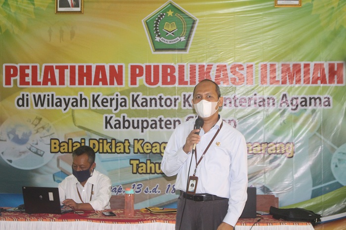 Widyaiswara Balai Diklat Keagamaan Semarang sedang menyampaikan materi terkait Publikasi Ilmiah