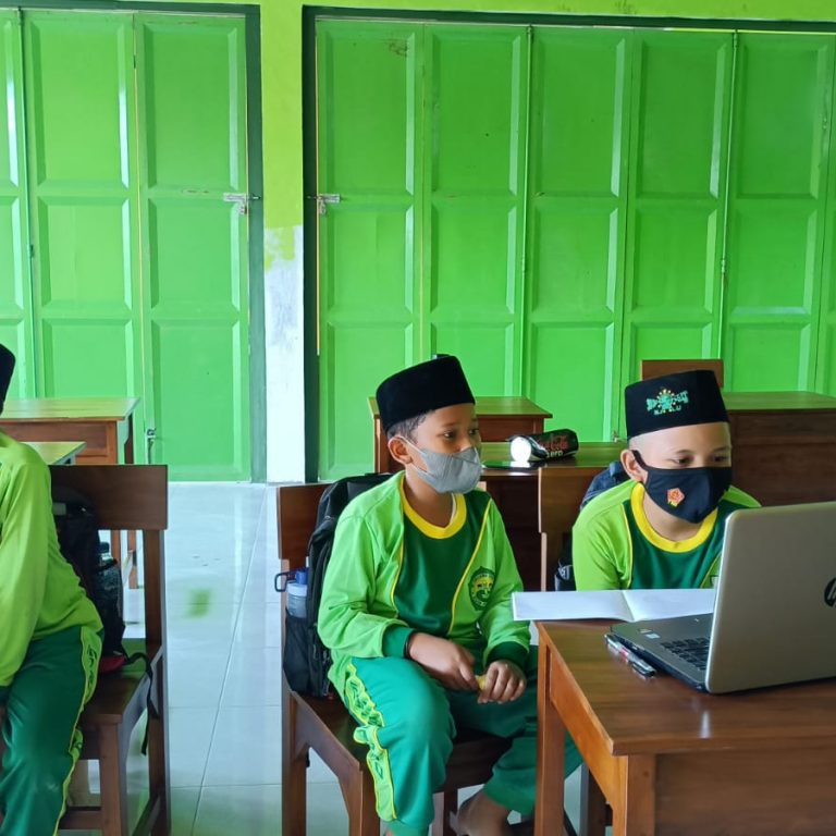Persiapkan Menghadapi Asesmen Nasional, Siswa MI Sullam Taufiq Dilatih Komputer