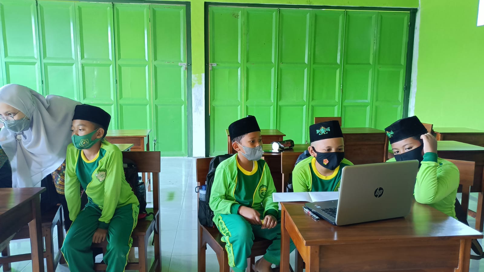 Persiapkan Menghadapi Asesmen Nasional, Siswa MI Sullam Taufiq Dilatih Komputer