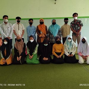 Kepala Madrasah dan pengawas berfoto bersama siswa yatim piatu MTs N 2 Magelang