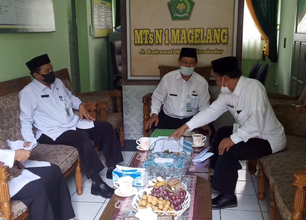 Kepala Kankemenag Kab. Magelang Zainal Fatah ketika melaksanakan Visitasi Pemantauan dan Pendampingan Pembelajaran Tatap Muka Terbatas di MIN 5 Magelang