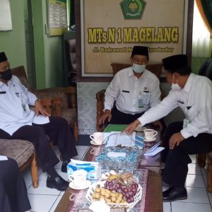 Kepala Kankemenag Kab. Magelang Zainal Fatah ketika melaksanakan Visitasi Pemantauan dan Pendampingan Pembelajaran Tatap Muka Terbatas di MIN 5 Magelang