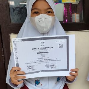 Siti Auli Afikoh Siswi Kelas 6MI Negeri 3Tegal bersama piagam perghargaan yang diterimanya