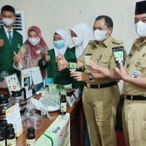 Bupati-Wakil Bupati Semarang Saat menyerahkan Hadiah Juara Krenova 2021