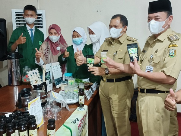 Bupati-Wakil Bupati Semarang Saat menyerahkan Hadiah Juara Krenova 2021