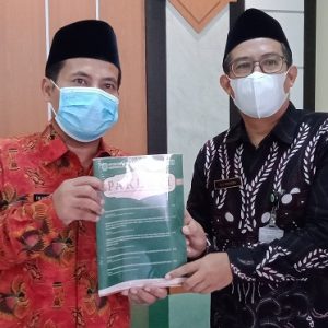 Kepala Kankemenag Kab. Cilacap menerima jurnal Pakerti dari ketua DPD PGMI Kabupaten Cilacap