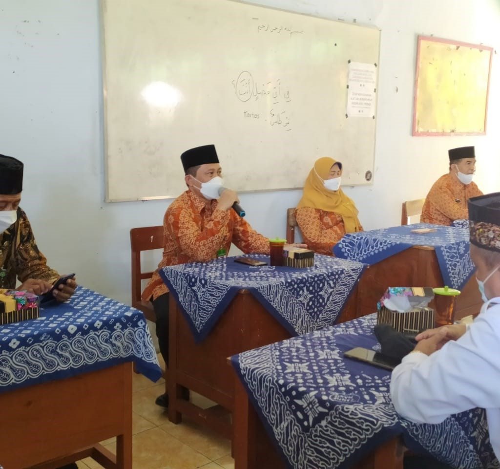 Kepala Kantor Kementerian Agama Sukoharjo, Drs.H.Muh. Mu’alim, MPdI, sedang memberikan pembinaan kepada Kepala Madrasah se-Kabupaten Sukoharjo bertempat di MTs Negeri 2 Sukoharjo, Senin (20/9).