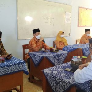 Kepala Kantor Kementerian Agama Sukoharjo, Drs.H.Muh. Mu’alim, MPdI, sedang memberikan pembinaan kepada Kepala Madrasah se-Kabupaten Sukoharjo bertempat di MTs Negeri 2 Sukoharjo, Senin (20/9).