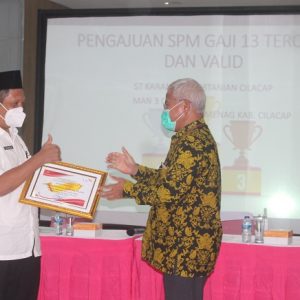 Kasubbag TU Kankemenag Cilacap menerima penghargaan sebagai satker terbaik dari Kepala KPPN Cilacap