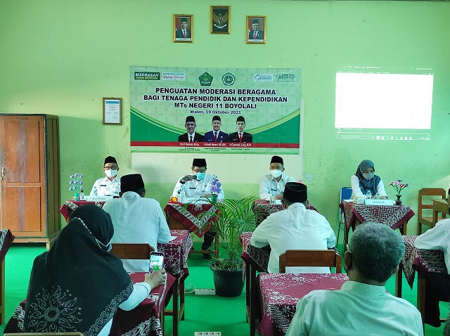 Kepala Kantor Kementerian Agama Kabupaten Boyolali memberikan materi Penguatan Moderasi Beragama di MTsN 11 Boyolali