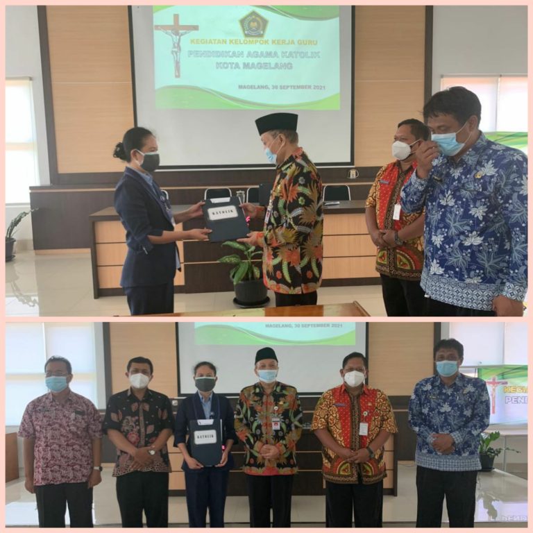 Kepala Kantor Serahkan Bantuan Pembinaan Siswa Katolik Tingkat Dasar