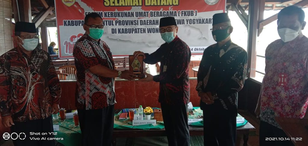 FKUB Kabupaten Bantul menyerahkan cindera mata untuk FKUB Wonogiri