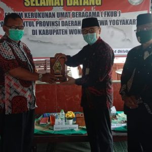 FKUB Kabupaten Bantul menyerahkan cindera mata untuk FKUB Wonogiri