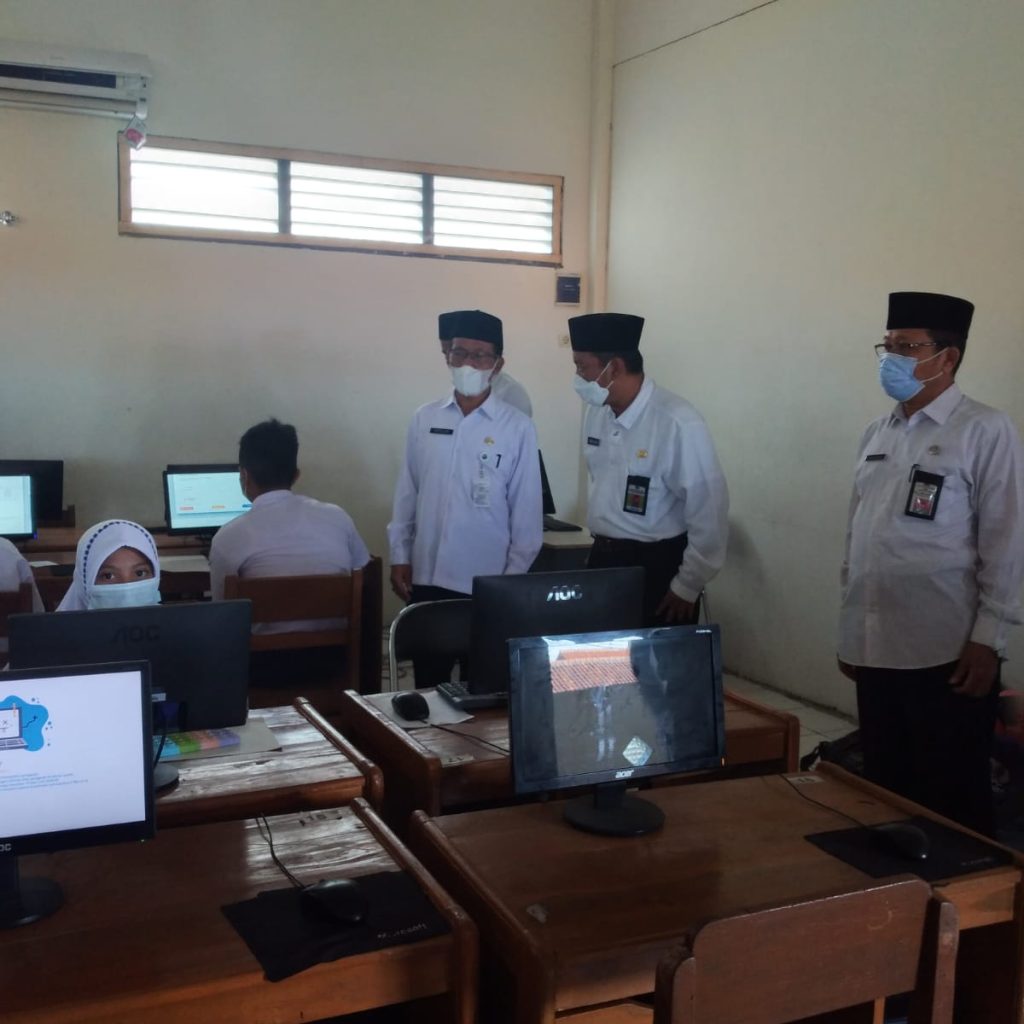 H. Syaifullah Kabid Madrasah Kanwil Kemenag Jateng Monitoring ANBK di MTsN 2 Brebes