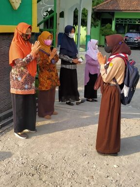 Civitas MTsN 3 Rembang Terapkan Akhlak di Madrasah dan Rumah