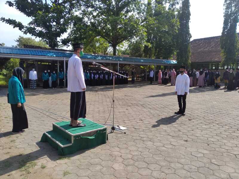 MTsN 2 Gelar Upacara Hari Santri