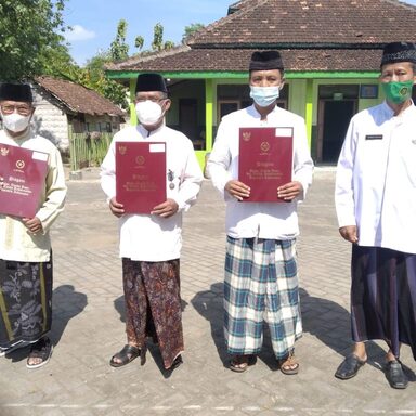 23 ASN MTsN 2 Rembang Terima Penghargaan Satya Lancana