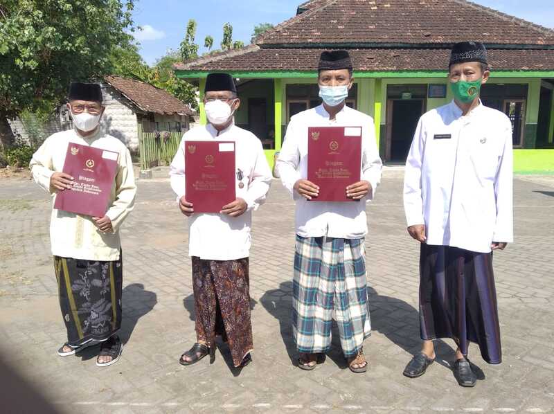 23 ASN MTsN 2 Rembang Terima Penghargaan Satya Lancana