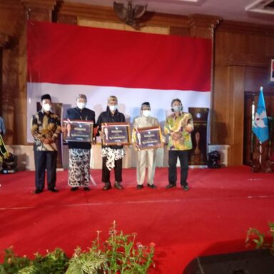 Kakankemenag Kota Semarang Serahkan Penghargaan Prasidatama 2021
