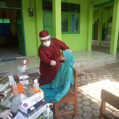 Guru dan siswa MTsN 2 Rembang Ikuti Screen Swab Antigen