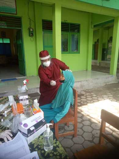 Guru dan siswa MTsN 2 Rembang Ikuti Screen Swab Antigen