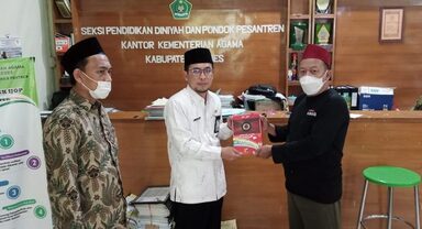 Rumah Literasi Waskita Bagi-Bagi Buku Juz Amma Untuk Madin di Brebes