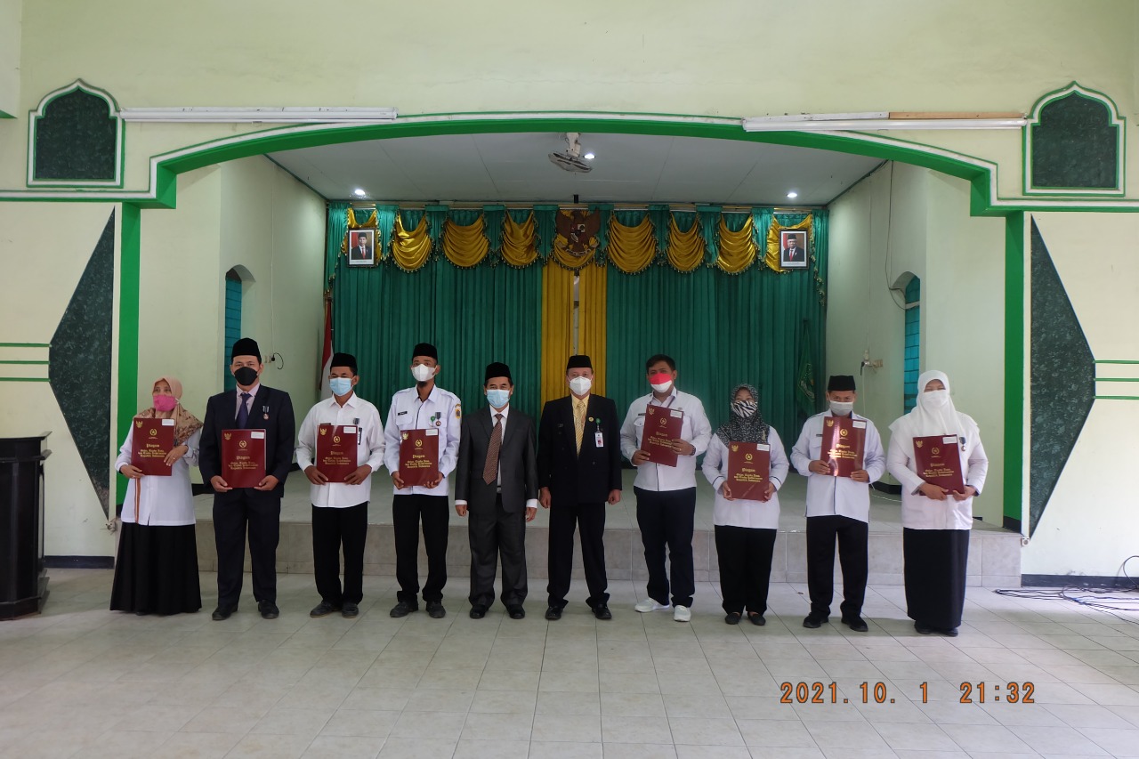 Penerimaan Satyalancana Karya Satya Bagi 144 PNS Kemenag  Brebes