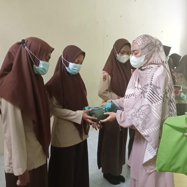 Pembagian Perangkat Alat Sholat Dan KItab Suci Al-Qur’an