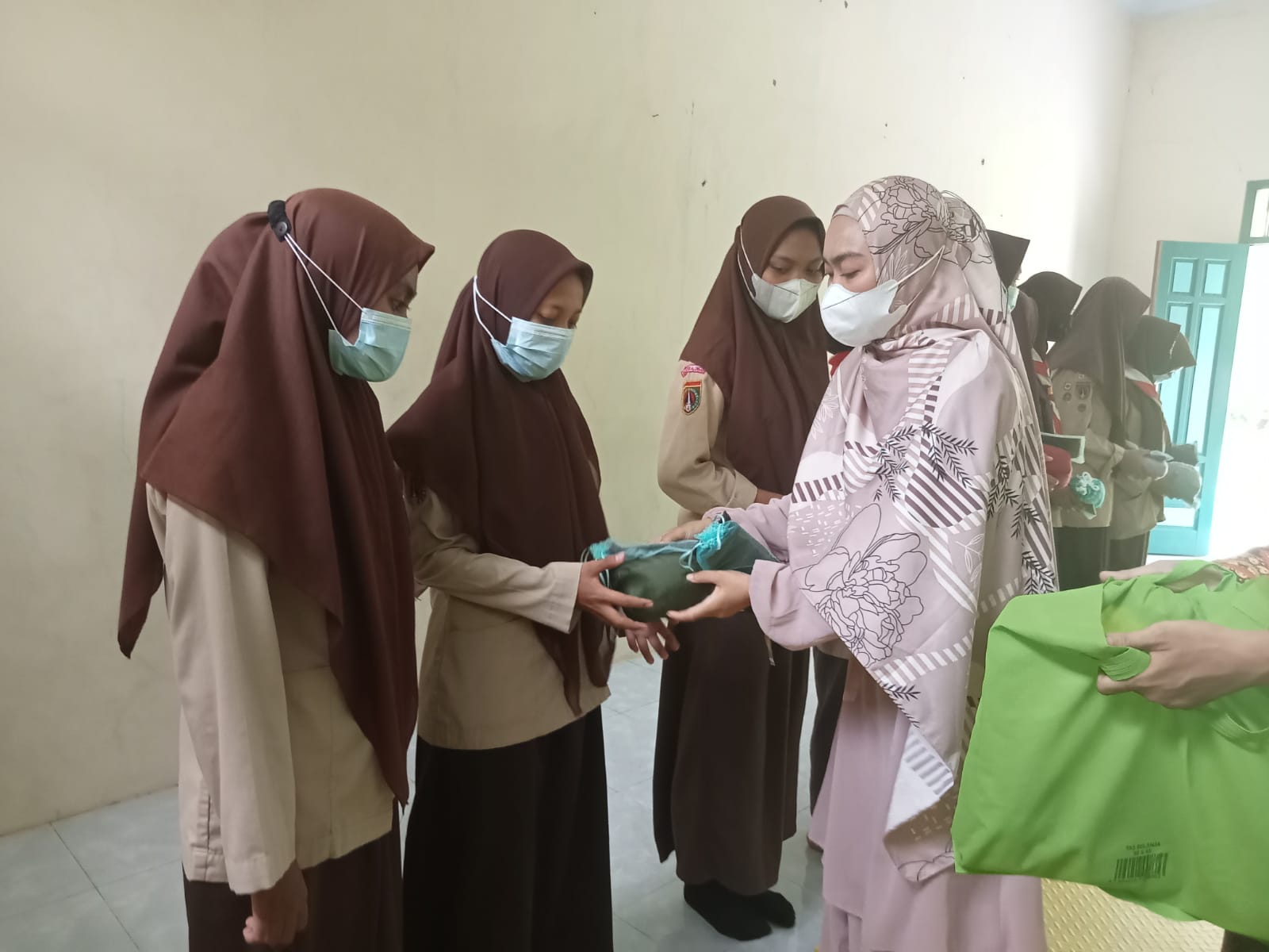 Pembagian Perangkat Alat Sholat Dan KItab Suci Al-Qur’an