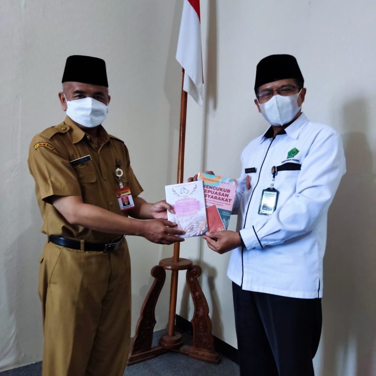 Kasi PD Pontren Sumbang Tiga Buku Karya Pribadi Ke Arpusda Kab. Wonosobo