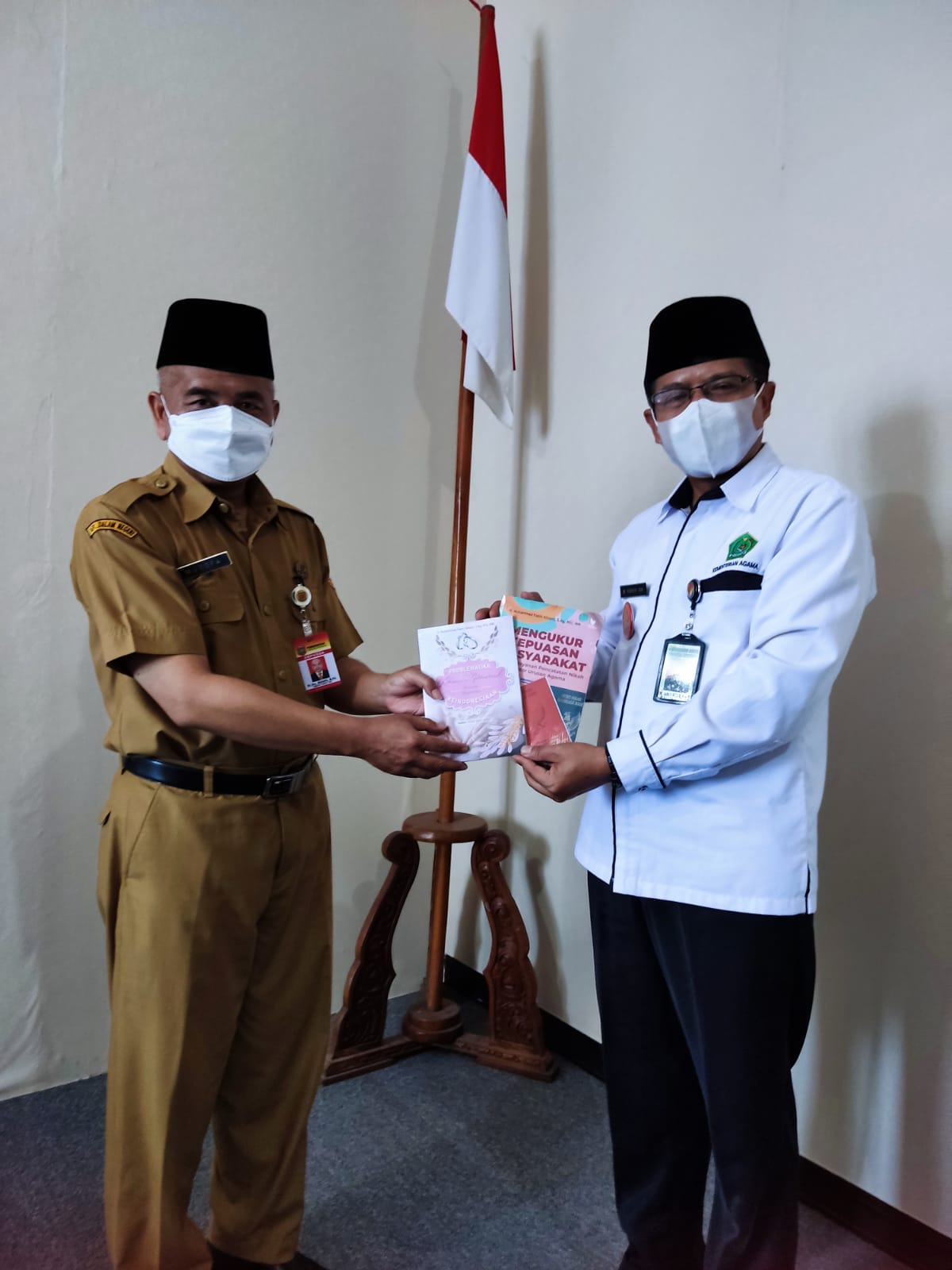 Kasi PD Pontren Sumbang Tiga Buku Karya Pribadi Ke Arpusda Kab. Wonosobo