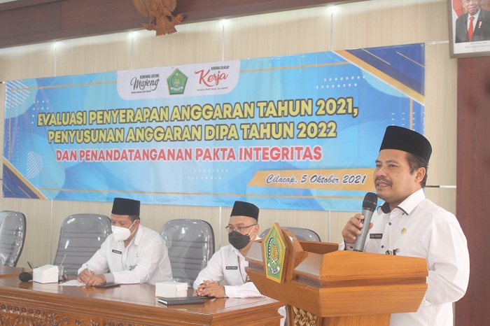 Kepala Kankemenag Kab. Cilacap memberikan arahan pada kegiatan rapat evaluasi anggaran tahun 2021