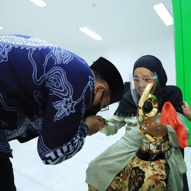 68 Tahun Mengajar Madrasah, Menag Siapkan Afirmasi untuk Ibu Neneh Hasanah