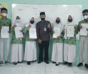 Kepala MAN 2 Sragen, Mariyo Foto Bersama dengan Siswa Berprestasi