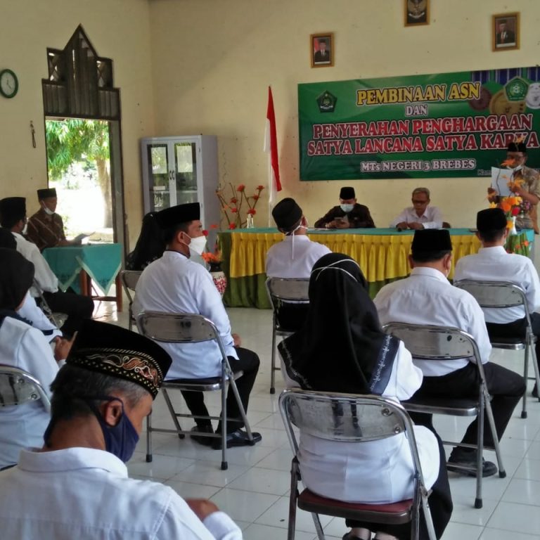 Pembinaan ASN dan Penyerahan Tanda Kehormatan Satya Lancana Karyasatya di MTsN 3 Brebes