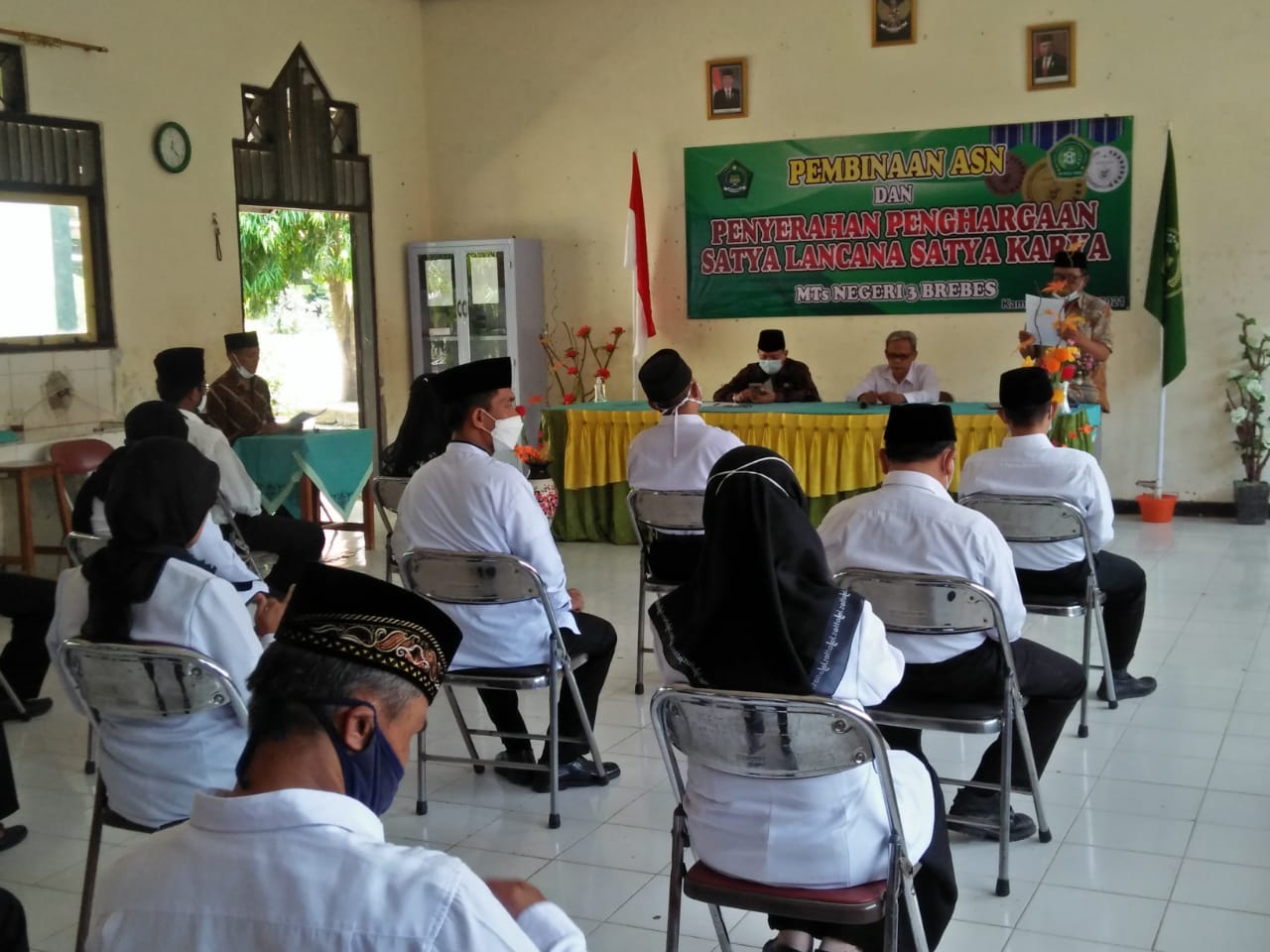 Pembinaan ASN dan Penyerahan Tanda Kehormatan Satya Lancana Karyasatya di MTsN 3 Brebes