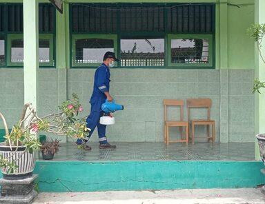 Cegah Covid19, MTsN 3 Rembang Adakan Penyemprotan Disinfektan