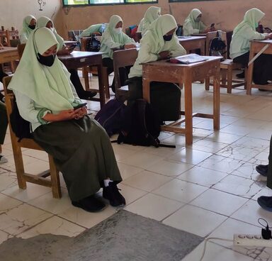 Siswa dan Guru MTsN 3 Rembang Ikuti Webinar Toleransi