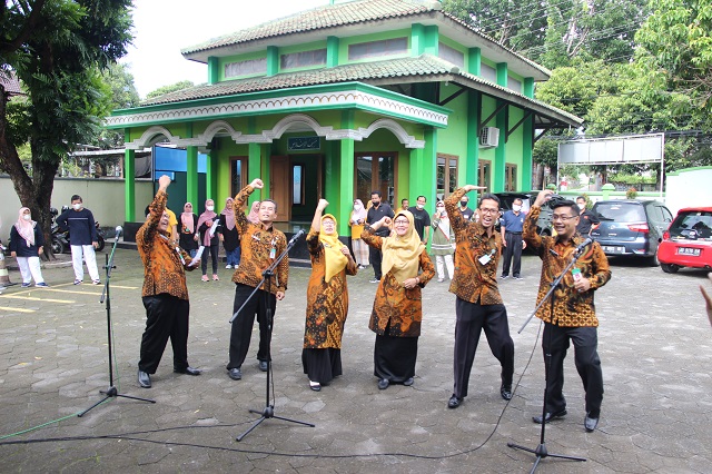 Peserta Lomba yel yel Kankemenag KAb. Boyolali sedang menunjukkan yel yelnya.