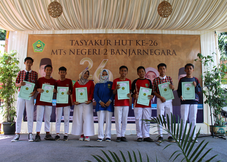 Peringati HGN Dan HUT Ke-26 MTs N 2 Banjarnegara Bagi-Bagi Hadiah