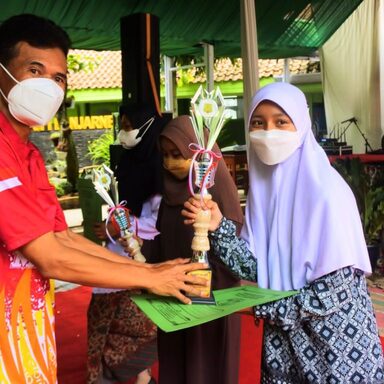 MTsN 1 Banjarnegara Boyong Piala Representasi Cinta Budaya Indonesia
