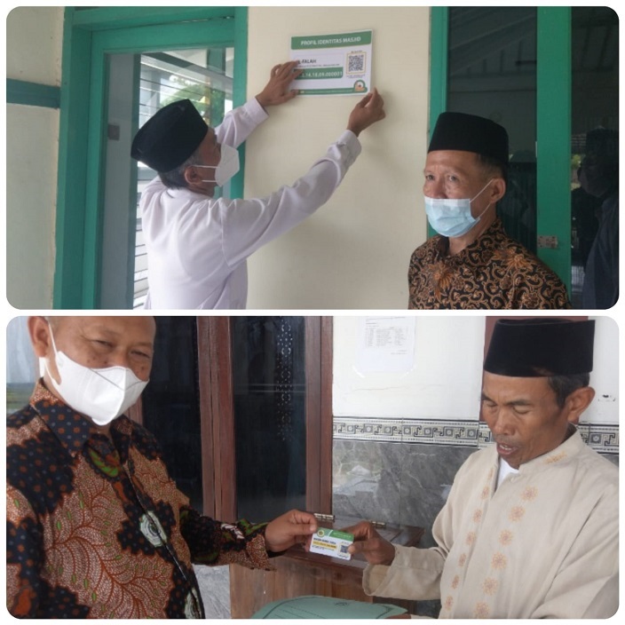 Taufik Muhammad Nur, Penyuluh Agama Islam Jakenan secara simbolis menyerahkan ID Card dan penanda barcode masjid kepada takmir masjid Nurul Huda Desa Tondomulyo