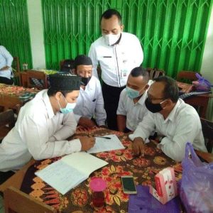 Instruktur menyampaikan materi dalam Kegiatan Pengembangan Keprofesian Berkelanjutan (PKB) bertempat di MIN Glesung, yang di ikuti guru madrasah di distrik Baturetno.