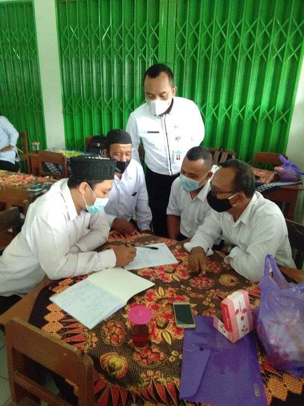 Instruktur menyampaikan materi dalam Kegiatan Pengembangan Keprofesian Berkelanjutan (PKB) bertempat di MIN Glesung, yang di ikuti guru madrasah di distrik Baturetno.