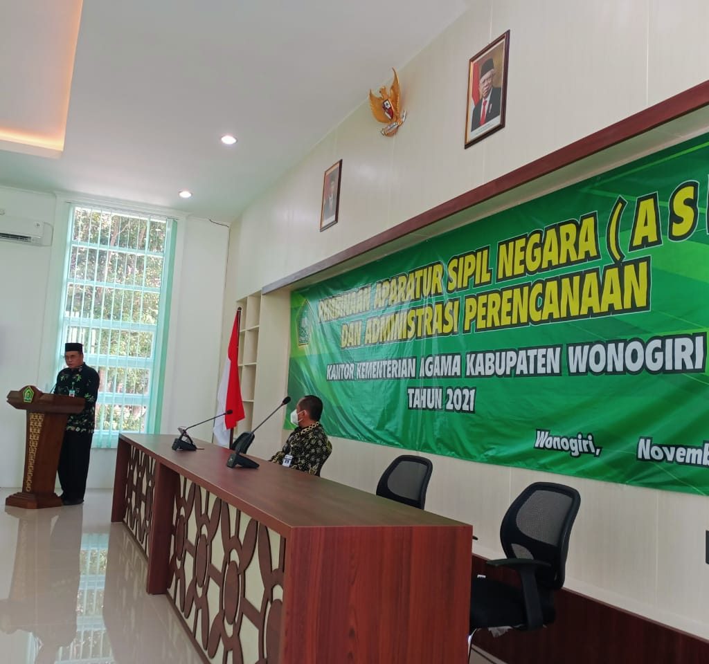 Sambutan Ka. kankemenag Wonogiri, H. Cahyo Sukmana memberikan sambutan dalam acara pembinaan ASN