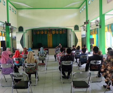 Kasubbag TU Memberikan Penguatan ZI di Subbag Tata Usaha