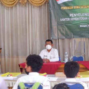 Wonogiri _ Kasubbag Kantor Kementerian Agama Kabupaten Wonogiri, H. Hariyadi membuka sekaligus memberikan sambutan pembinaan Kegiatan Pembinaan Siswa Katolik Tingkat Dasar Kabupaten Wonogiri tahun 2021, Senin – selasa (1-2/11) bertempat di Aula RM. Saraswati Brumbung Selogiri, yang di ikuti para siswa Katolik di Kabupaten Wonogiri.