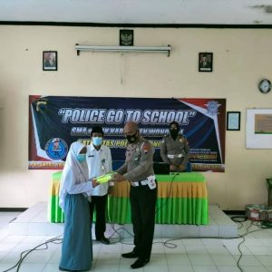 Satuan Lalulintas (satlantas) Polres Wonogiri menyelenggarakan Program Go To School di MAN Wonogiri