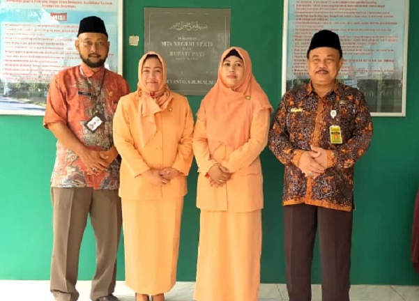 Foto bersama Kamad dan Ka.Ur TU MTsN 3 Pati