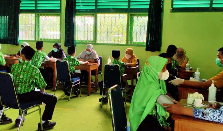 Peserta Didik MTsN 1 Kebumen Mengikuti Vaksinasi Covid – 19